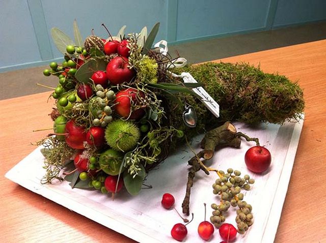 A bouquet made of moss and berries.