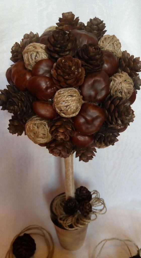 A tree decorated with pine cones and pine cones.