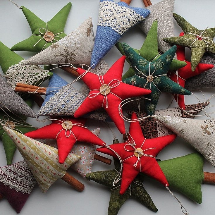 A bunch of christmas star ornaments on a table.