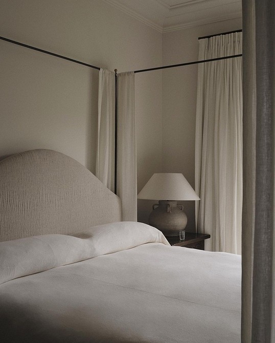 A four poster bed in a bedroom.