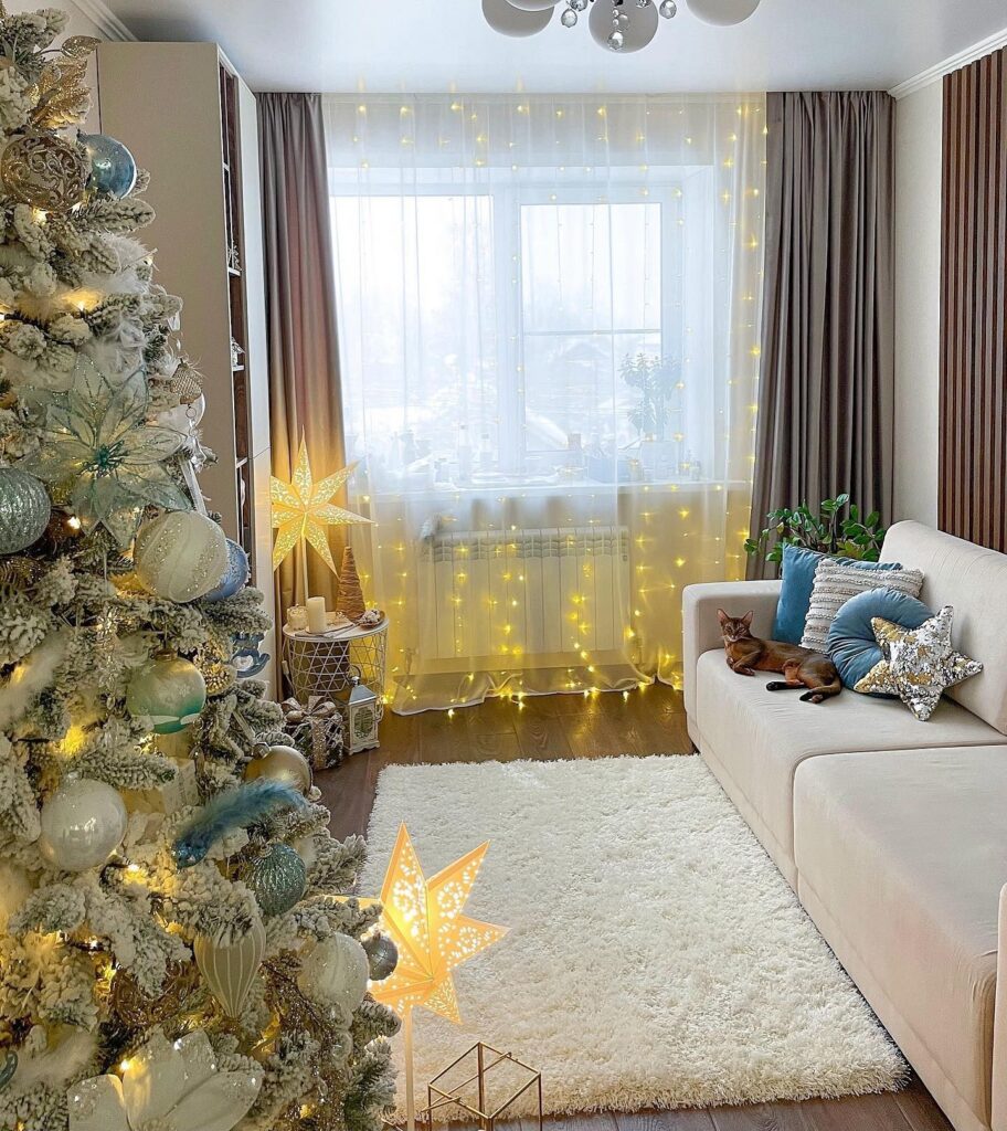 A living room with a christmas tree and decorations.